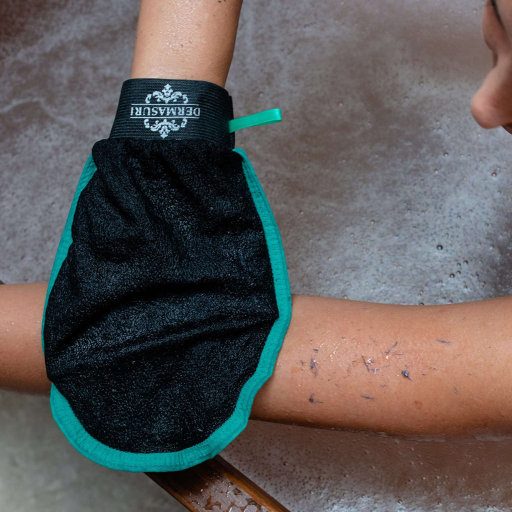 Deep exfoliating glove from Dermasuri provides an effective body scrub, removing dead skin and improving overall skin texture.